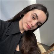 Joven que ama los idiomas y que le gusta conectar con nuevas personas. Aprender Español es fácil y divertido.